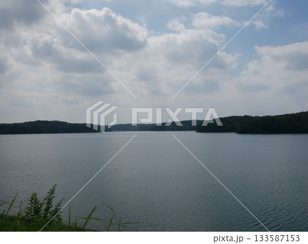 光差し込む幻想的な狭山湖 光差し込む幻想的な狭山湖 133587153