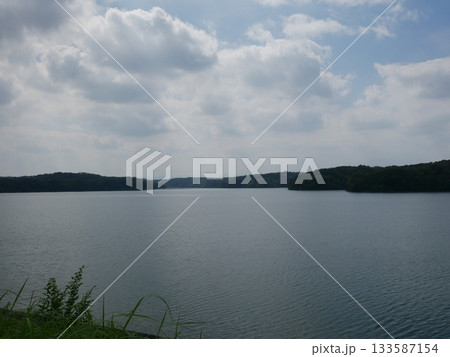 光差し込む美しい狭山湖 光差し込む美しい狭山湖 133587154