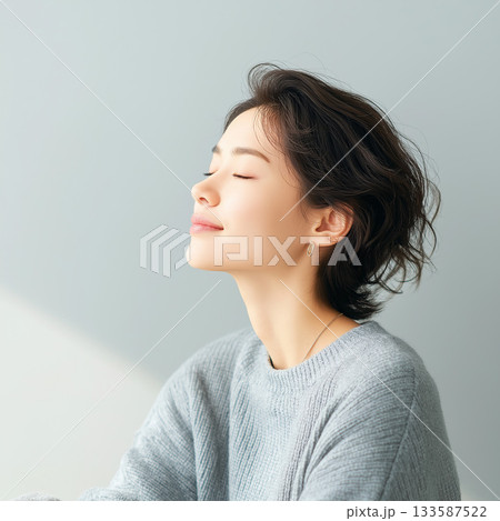 目を閉じてリラックスする女性 目を閉じてリラックスする女性 133587522