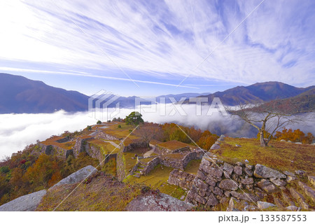 竹田城跡を包む壮大な雲海と秋の絶景 133587553