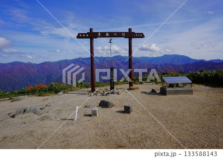 二王子岳の山頂標柱と飯豊連峰 133588143