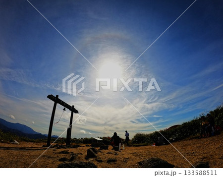 二王子岳山頂の青春の鐘と日暈 133588511