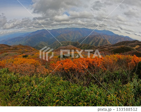 二王子岳山頂からの飯豊連峰と紅葉 133588512