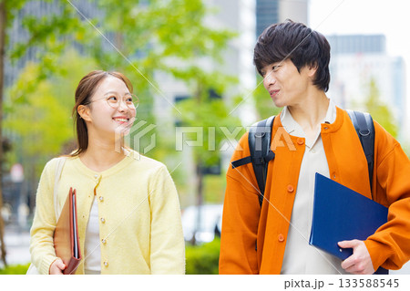 大学生　男女 133588545