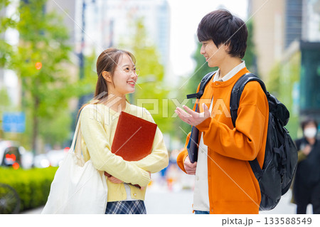 大学生　男女 133588549