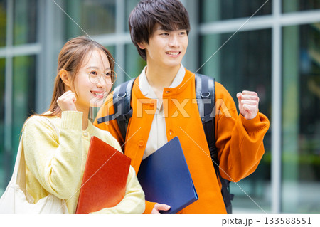 大学生　男女 133588551