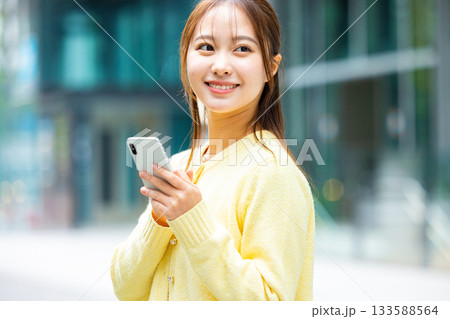 スマホを持つ女性 スマホを持つ女性 133588564