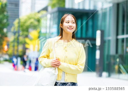 街を歩く若い女性 133588565