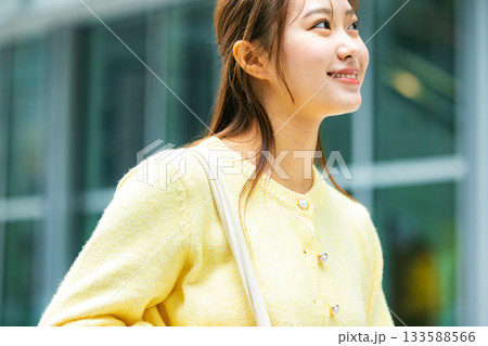 街を歩く若い女性 133588566