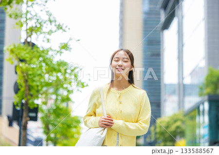 街を歩く若い女性 133588567