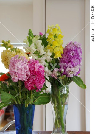 花瓶に入れた春の花 133588830
