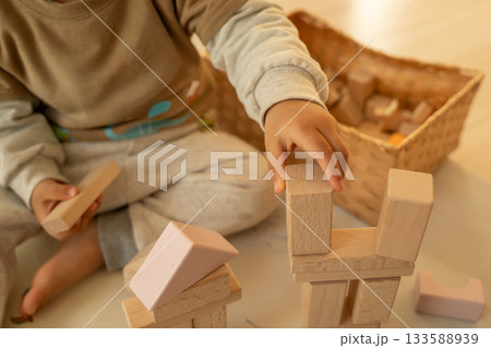 積み木を積む幼児 133588939
