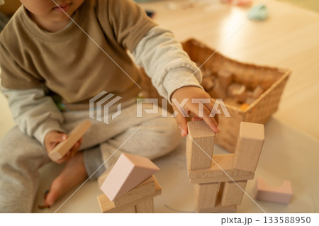 積み木で遊ぶ幼児 133588950