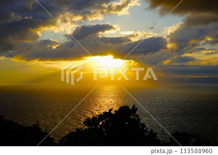 粟島の矢ヶ鼻展望台からの夜明け 粟島の矢ヶ鼻展望台からの夜明け 133588960