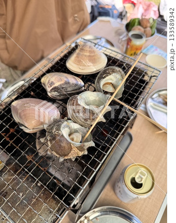 バーベキューで焼く蛤とサザエ バーベキューで焼く蛤とサザエ 133589342