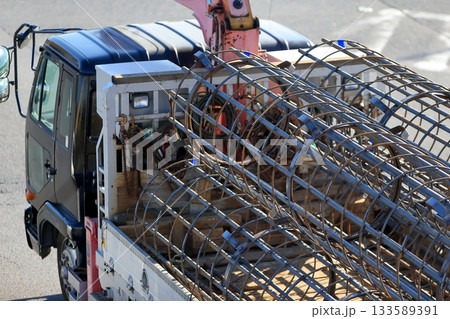 杭鉄筋を運搬中のトラック 杭鉄筋を運搬中のトラック 133589391