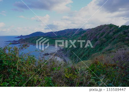 粟島の八幡鼻からの西海岸の景色 133589447