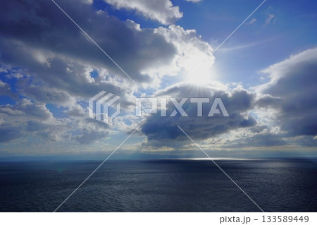 粟島からの日本海と太陽と飯豊連峰 粟島からの日本海と太陽と飯豊連峰 133589449