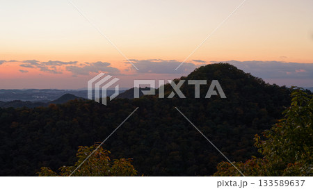 夕焼け空と山のシルエット 133589637