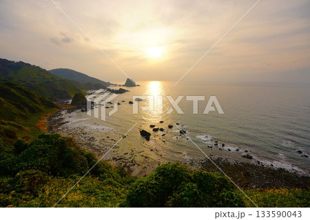 粟島の仏崎展望台からの日本海に落ちる夕陽 133590043