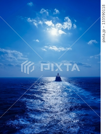 航海と旅立ち - 海に伸びる光の道と遠ざかる船 133590118