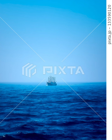 ディープブルーの海と水平線に浮かぶ遠い船の抽象的風景 ディープブルーの海と水平線に浮かぶ遠い船の抽象的風景 133590120