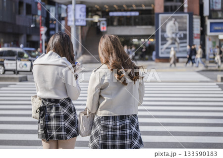 街中の横断歩道を歩く女性たちの後ろ姿　顔なし 133590183