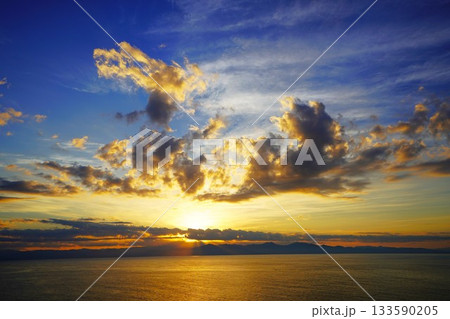 粟島の鳥崎展望台からの夜明けの空 133590205