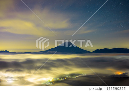 真夜中の櫛形山林道から望む雲海と富士山 133590225