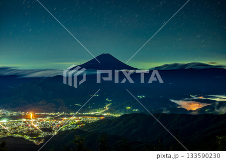 真夜中の櫛形山林道から望む町明かりと富士山 133590230