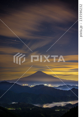 真夜中の清水区吉原から見た雲と富士山 133590232