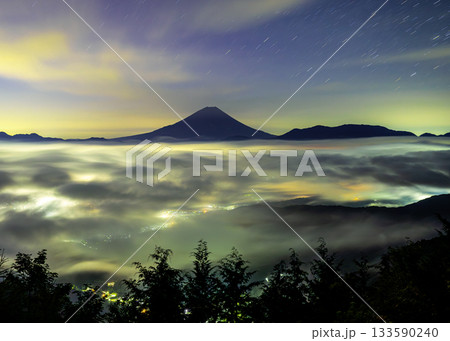 真夜中の幻想的な雲海と富士山 真夜中の幻想的な雲海と富士山 133590240