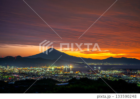 日本平から見た朝焼け空と富士山 133590248
