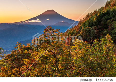 櫛形山から見た紅葉と富士山 櫛形山から見た紅葉と富士山 133590250