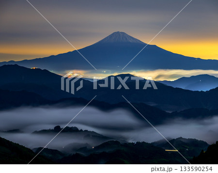 薄明の朝焼け空と雲海と富士山 薄明の朝焼け空と雲海と富士山 133590254