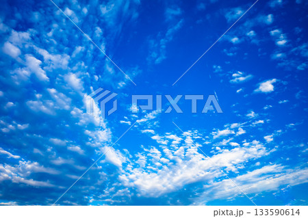 巻積雲のある青空の風景 a-2 高彩度コントラスト 巻積雲のある青空の風景 a-2 高彩度コントラスト 133590614