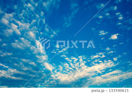 巻積雲のある青空の風景　a-3 暖色寒色強調 133590615