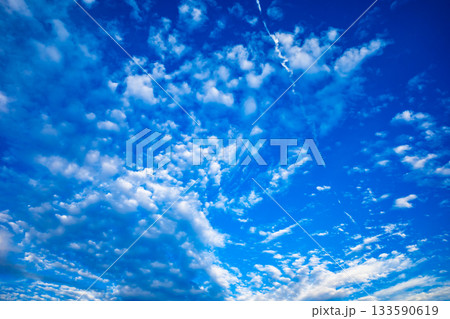 巻積雲のある青空の風景 b-2 高彩度コントラスト 巻積雲のある青空の風景 b-2 高彩度コントラスト 133590619