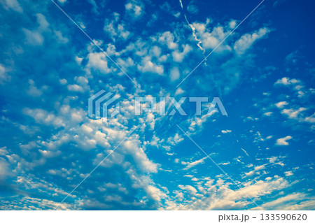 巻積雲のある青空の風景 b-3 暖色寒色強調 巻積雲のある青空の風景 b-3 暖色寒色強調 133590620