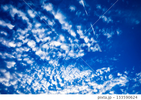巻積雲のある青空の風景 c-2 高彩度コントラスト 巻積雲のある青空の風景 c-2 高彩度コントラスト 133590624