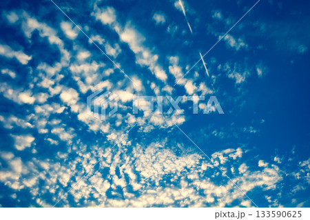 巻積雲のある青空の風景 c-3 暖色寒色強調 巻積雲のある青空の風景 c-3 暖色寒色強調 133590625