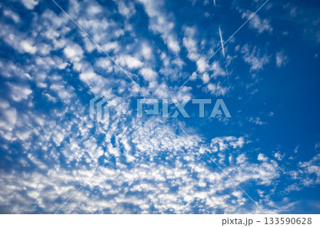 巻積雲のある青空の風景　d-1 133590628