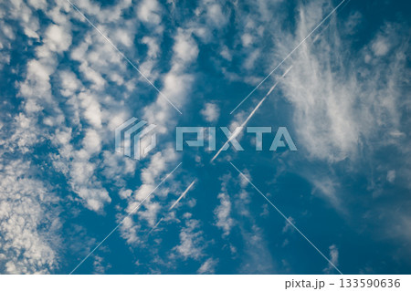 巻積雲のある青空の風景　e-4 フィルム調 133590636