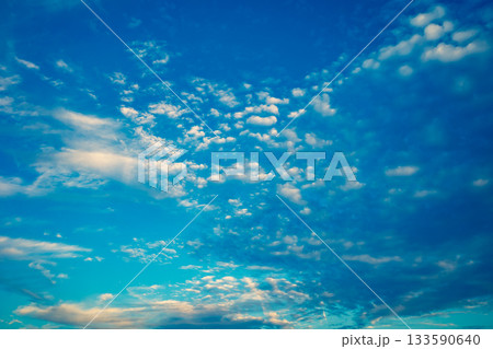 巻積雲のある青空の風景　f-3 暖色寒色強調 133590640