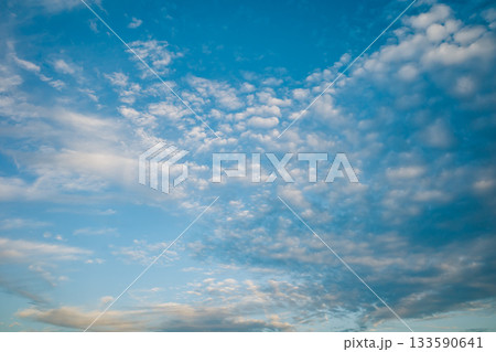 巻積雲のある青空の風景 f-4 フィルム調 巻積雲のある青空の風景 f-4 フィルム調 133590641