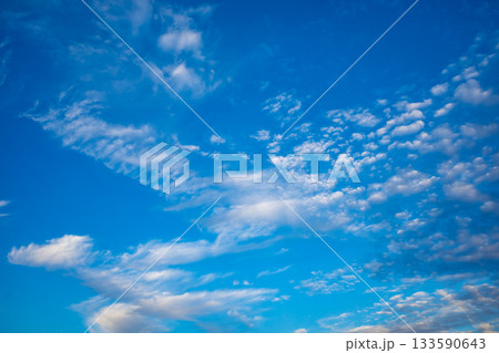 巻積雲のある青空の風景 g-1 巻積雲のある青空の風景 g-1 133590643