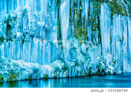 長野 白川氷柱群　ライトアップされた氷のカーテン 133590794