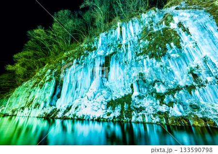 長野 白川氷柱群　ライトアップされた氷のカーテン 133590798