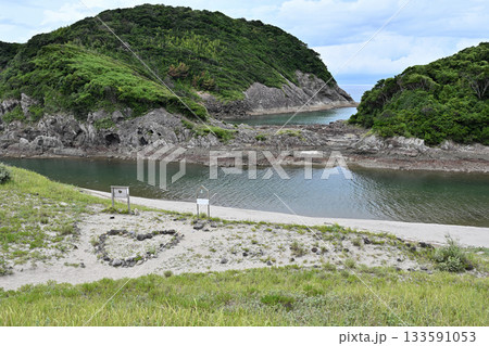 ハートに包まれる湯田口海岸 133591053