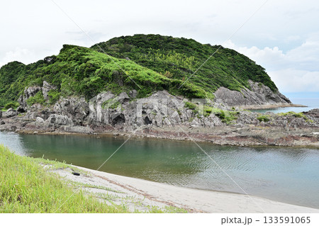 ダックスフンドに見える岩がある湯田口海岸 133591065